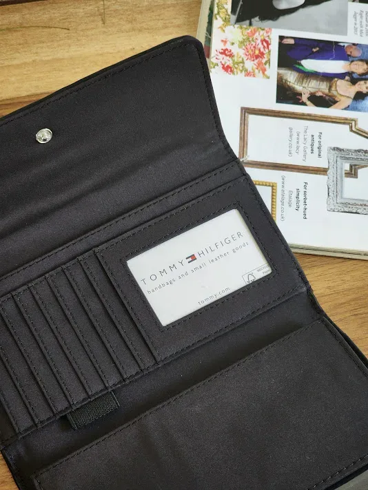 Cartera Tommy Hilfiger para dama 69J4084-97I0GK COLOR NEGRO