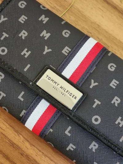 Cartera Tommy Hilfiger para dama 69J4084-97I0GK COLOR NEGRO