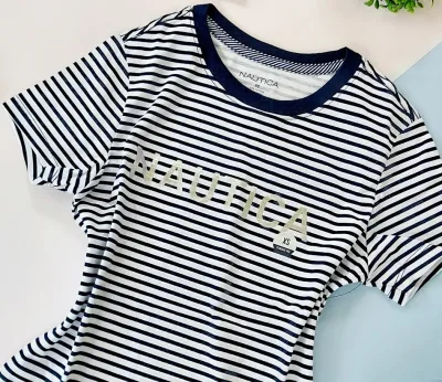Camiseta Nautica para dama patrón a rayas blanco y azul