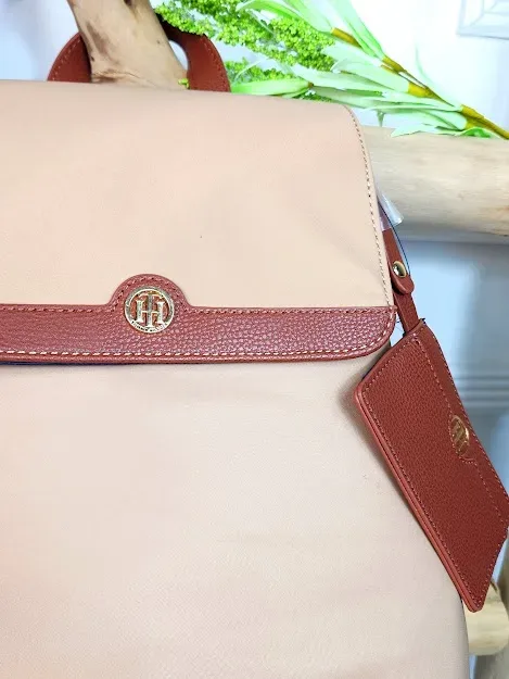 Mochila Tommy Hilfiger para dama color café