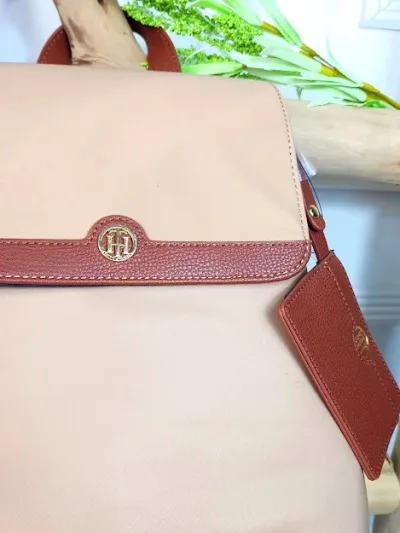 Mochila Tommy Hilfiger para dama color café
