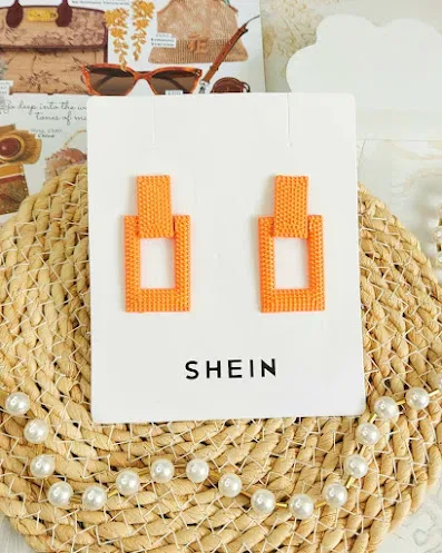 Aretes para dama de fantasía con forma cuadrada color naranja