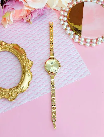 Reloj Q and Q para dama color dorado