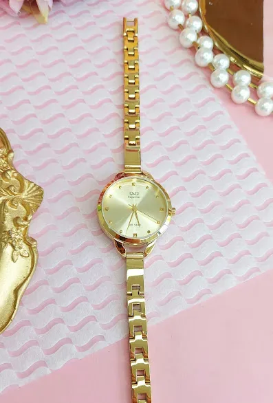 Reloj Q and Q para dama color dorado