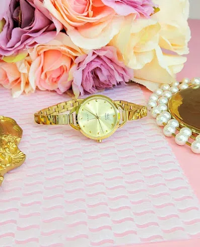 Reloj Q and Q para dama color dorado