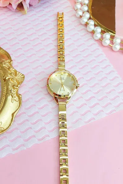 Reloj Q and Q para dama color dorado