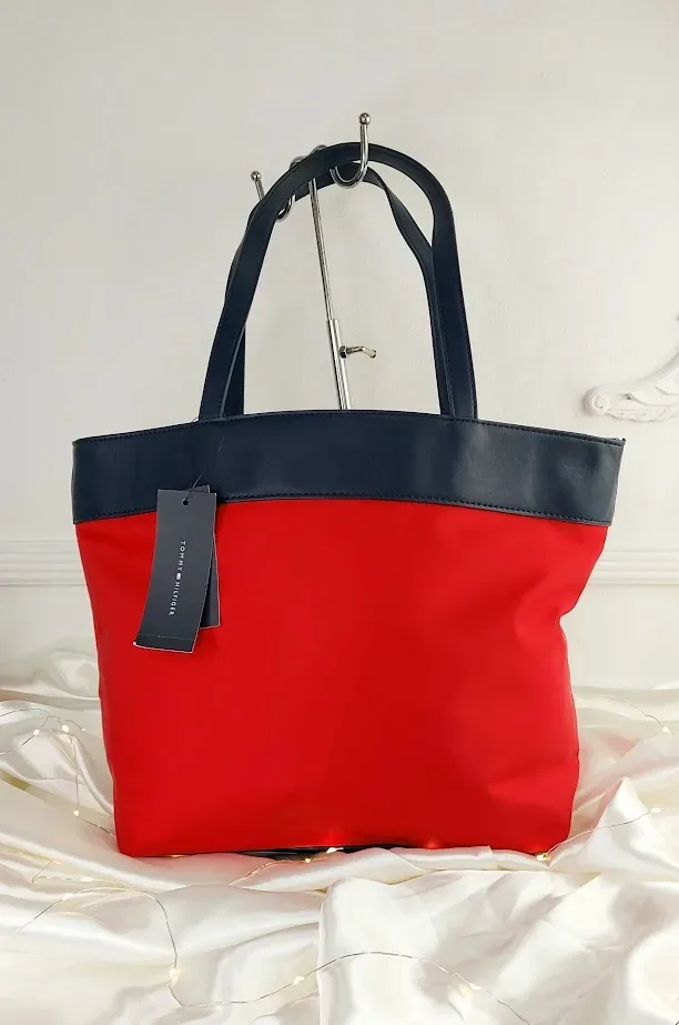 Bolso Tommy Hilfiger para dama color rojo y azul