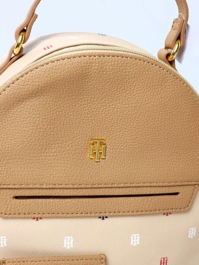 Mochila Tommy Hilfiger para dama color beige y café