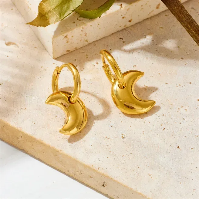 Argollas acero inoxidable para dama  diseño luna  color dorado