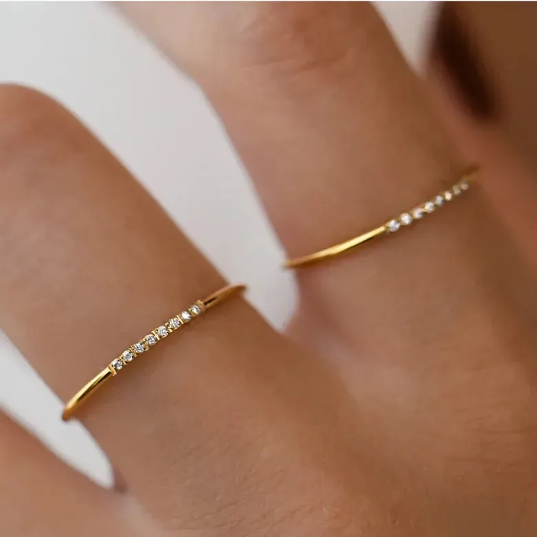 Anillo para dama de acero de titanio con baño de oro