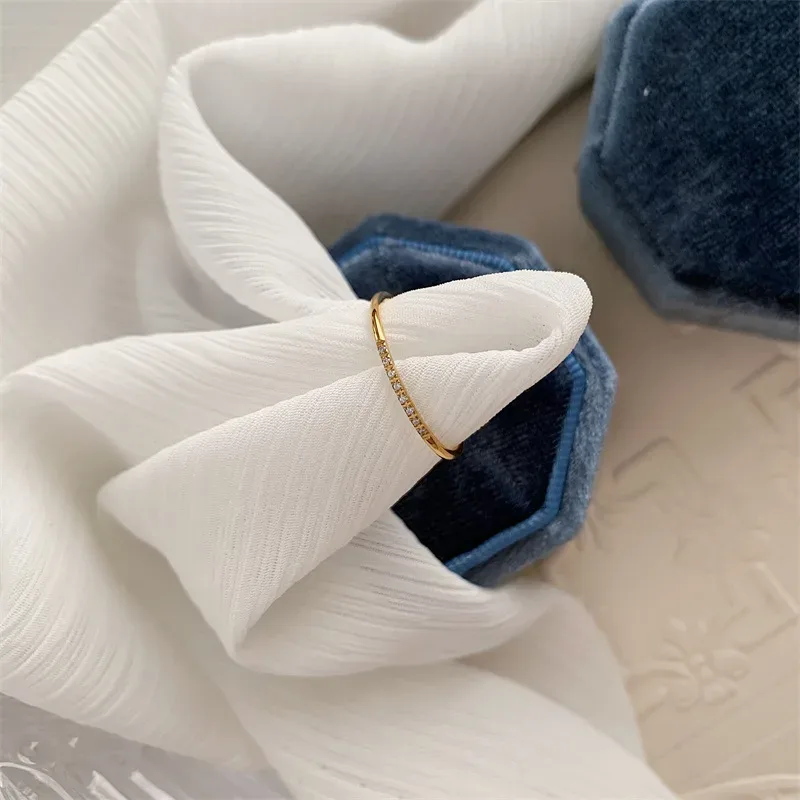 Anillo para dama de acero de titanio con baño de oro