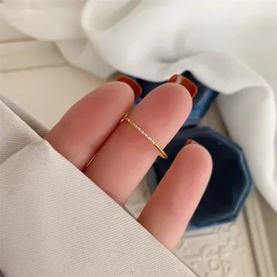 Anillo para dama de acero de titanio con baño de oro