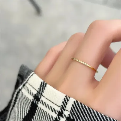 Anillo para dama de acero de titanio con baño de oro