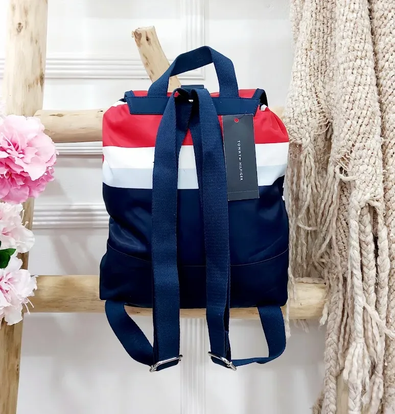 Mochila Tommy Hilfiger para dama diseño a rayas multicolor