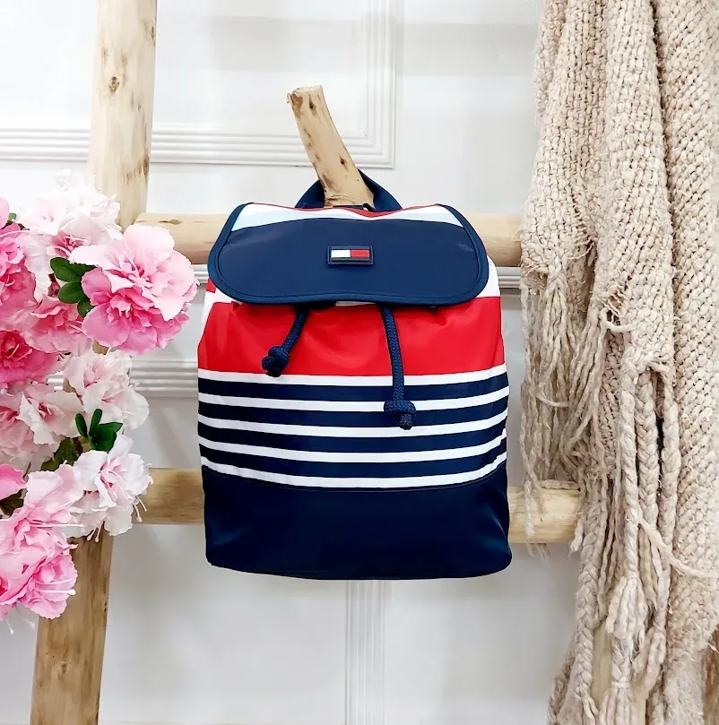 Mochila Tommy Hilfiger para dama diseño a rayas multicolor