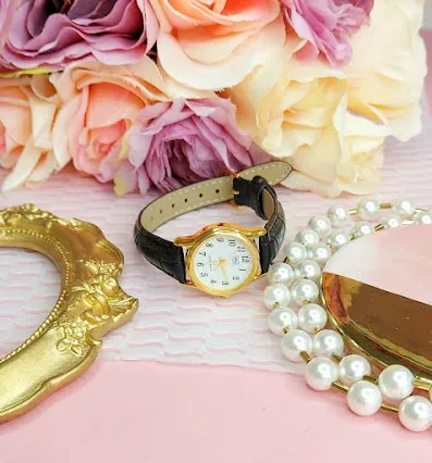 Reloj Q and Q para dama color negro y dorado