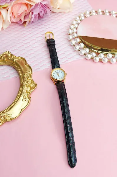Reloj Q and Q para dama color negro y dorado