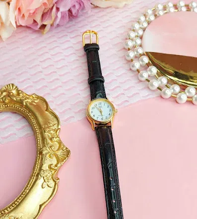 Reloj Q and Q para dama color negro y dorado