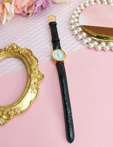 Reloj Q and Q para dama color negro y dorado