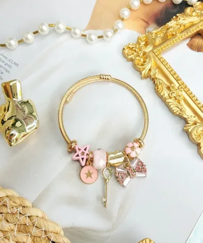 Pulsera de fantasía con charms para dama  color dorado