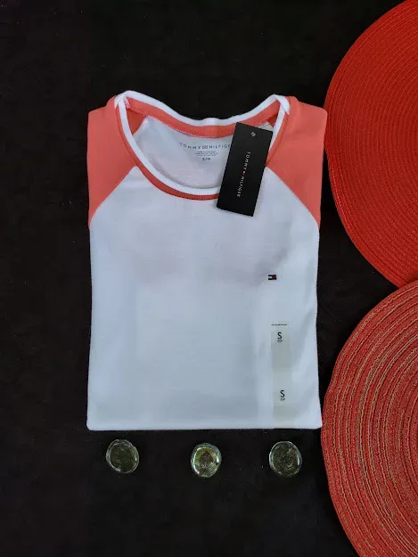 Camiseta Tommy Hilfiger para dama color blanco y coral
