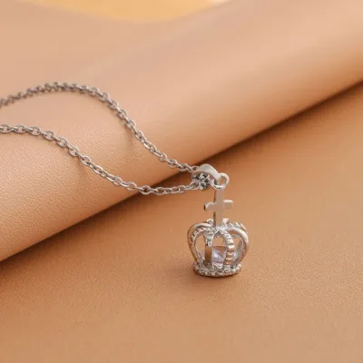 Collar de acero de titanio con diseño de corona