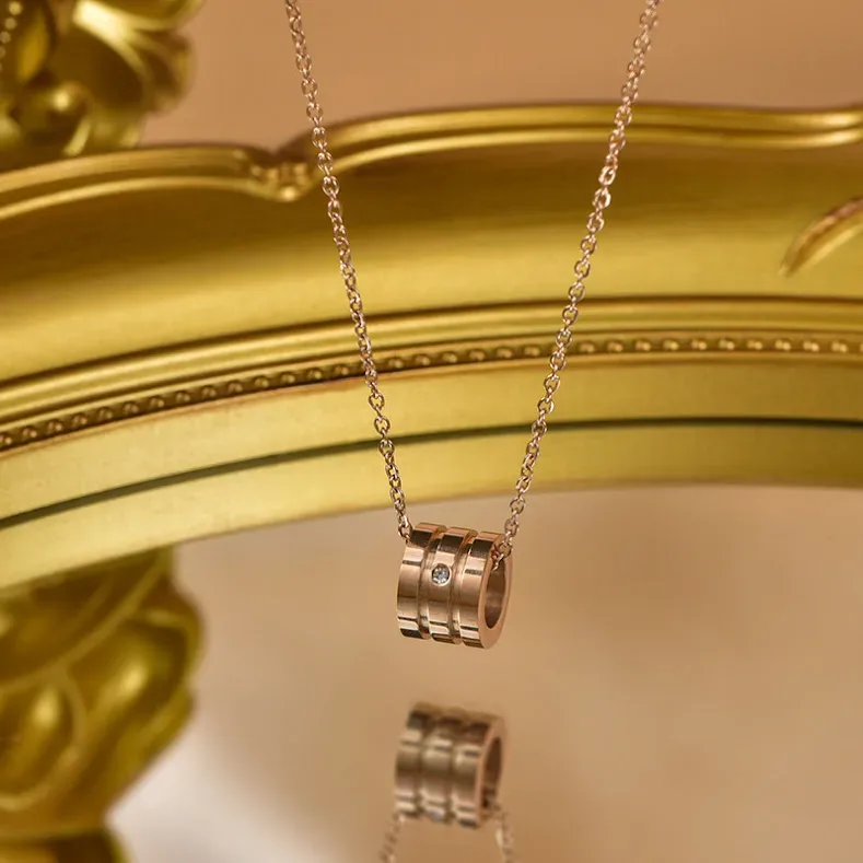 Collar de acero de titanio para dama