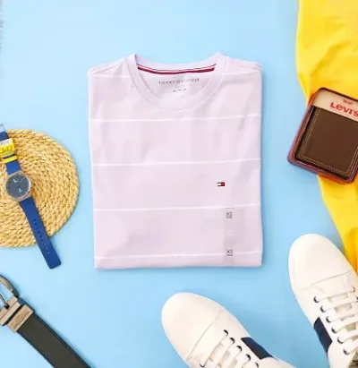 Camiseta Tommy Hilfiger para caballero, color lila con rayas blancas