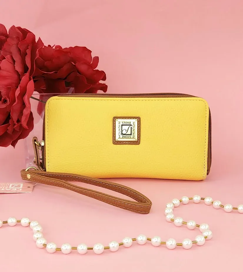 Cartera Stone Mountain Usa para dama color amarillo