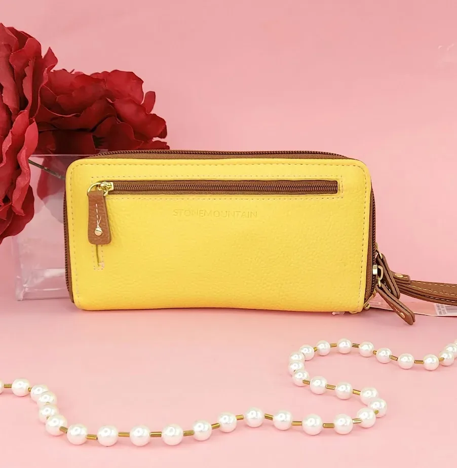 Cartera Stone Mountain Usa para dama color amarillo