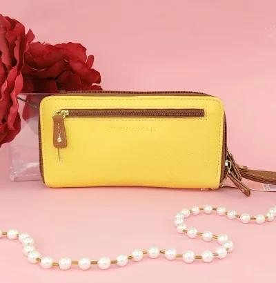 Cartera Stone Mountain Usa para dama color amarillo