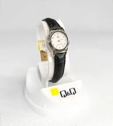 Reloj Q and Q para dama color negro y plateado