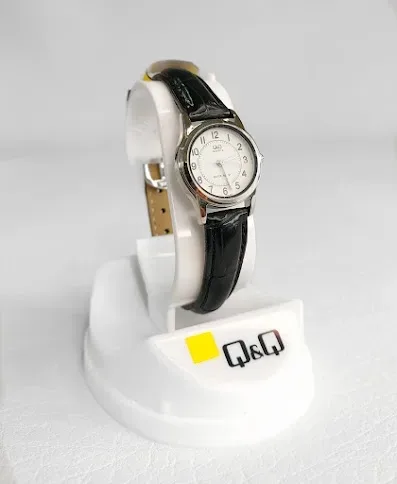 Reloj Q and Q para dama color negro y plateado