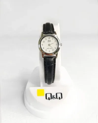 Reloj Q and Q para dama color negro y plateado