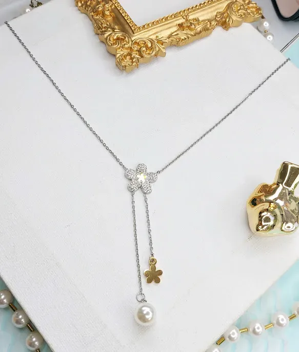 Collar de acero inoxidable para dama con dijes de flor
