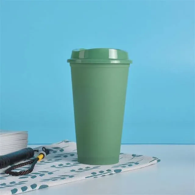 Vaso verde para bebidas calientes.