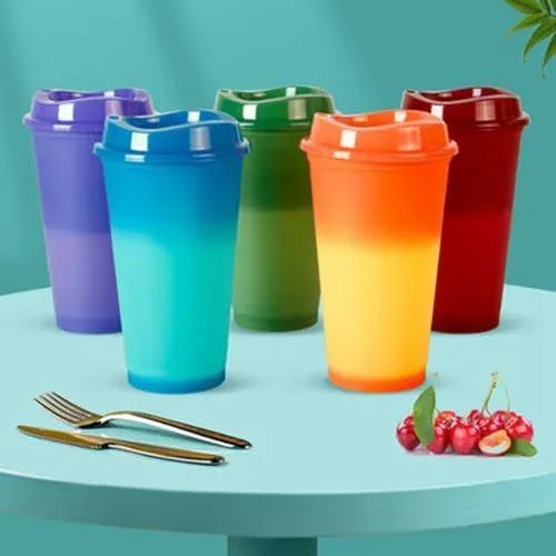 Vaso verde para bebidas calientes.