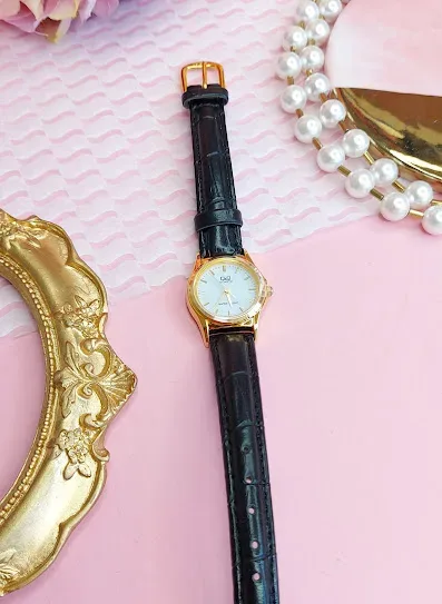 Reloj Q&Q para dama color negro y dorado