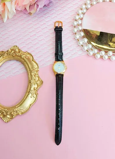 Reloj Q&Q para dama color negro y dorado