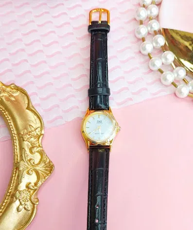 Reloj Q&Q para dama color negro y dorado