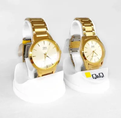 Conjuntos de relojes Q and Q para dama y caballero color dorado