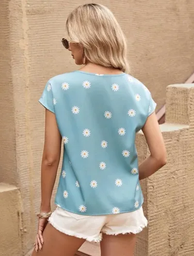 Blusa para dama color celeste con diseño de margaritas