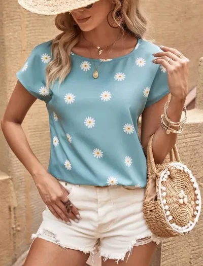 Blusa para dama color celeste con diseño de margaritas