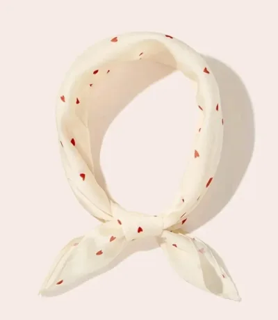 Mascada beige con corazones