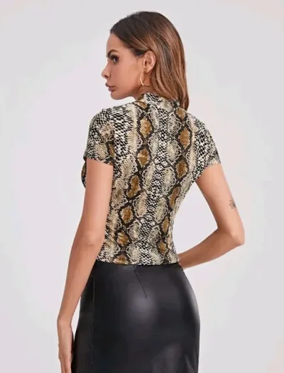 Blusa para dama de animal print culebra