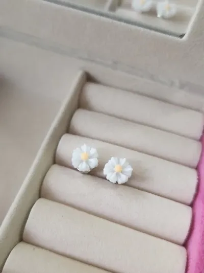 Par de aretes para dama diseño de flor blanca