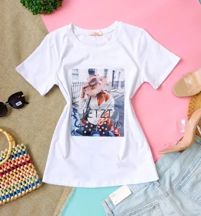Camiseta para dama color blanco con diseño de mujer con sombrero