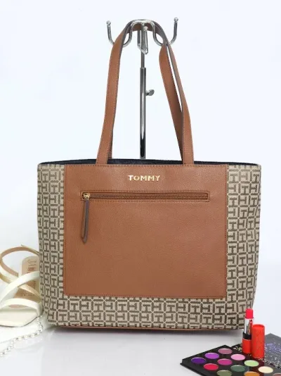 Bolso de hombro Tommy Hilfiger para dama color café