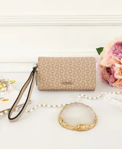 Cartera Guess para dama color cafe claro.