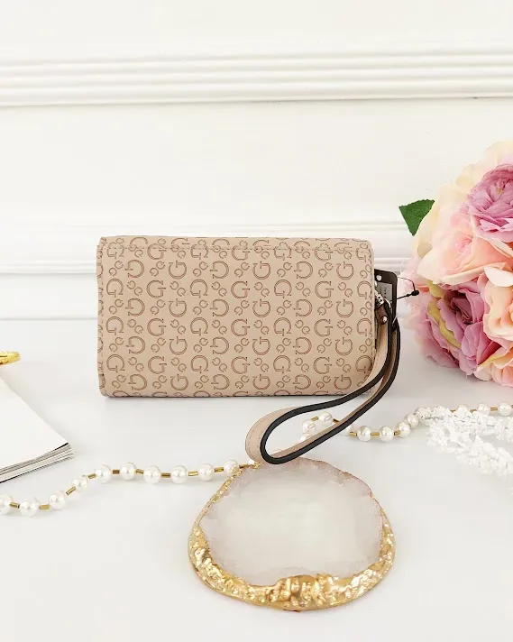 Cartera Guess para dama color cafe claro.